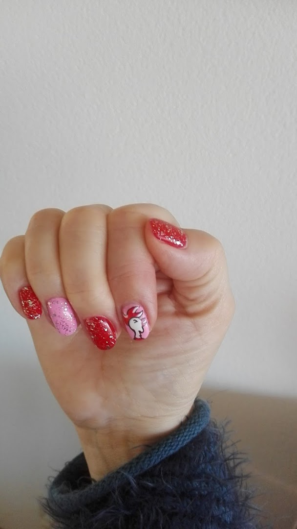 Rood-roze glitternagels met nail-art accent