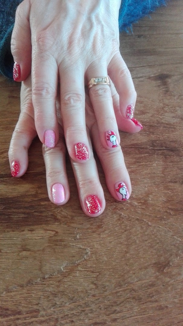 Gelnagels met glitter en handgeschilderd detail