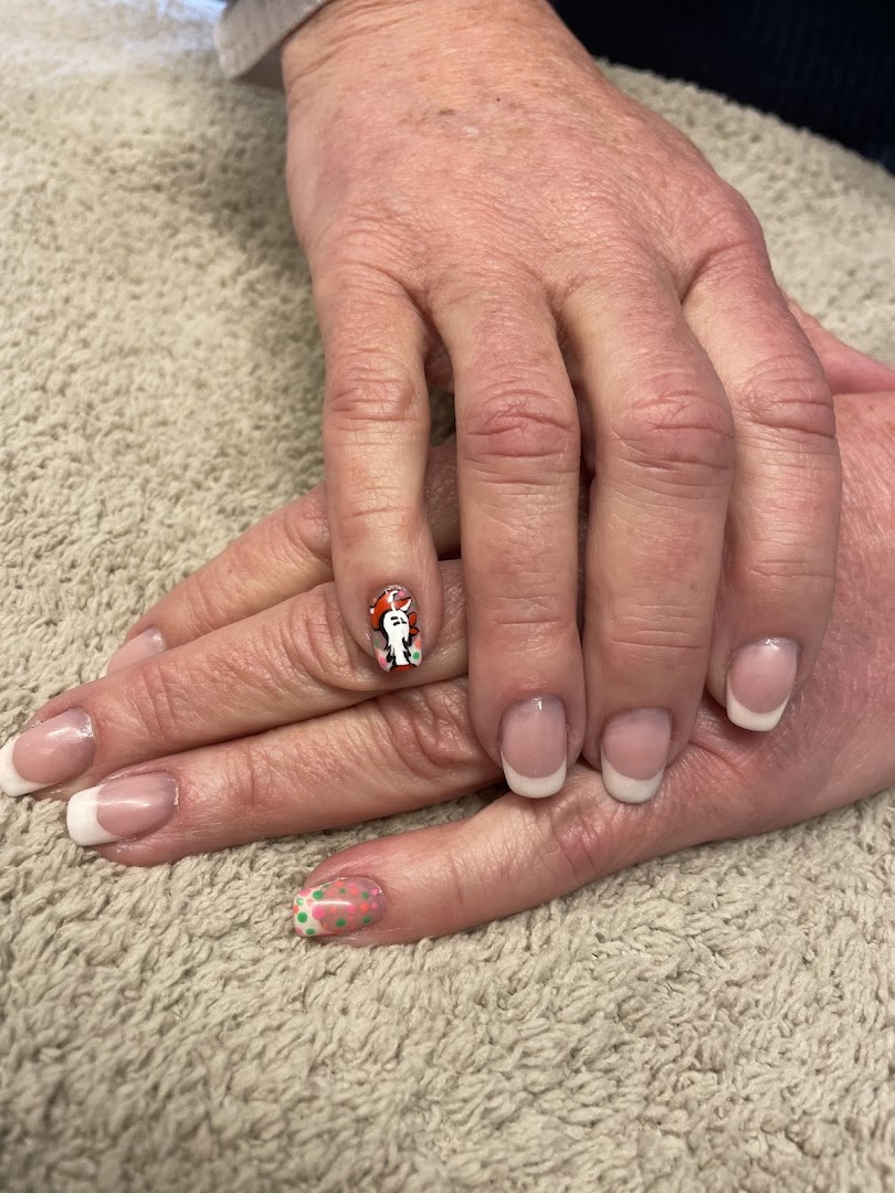 Verzorgde French manicure met nail-art