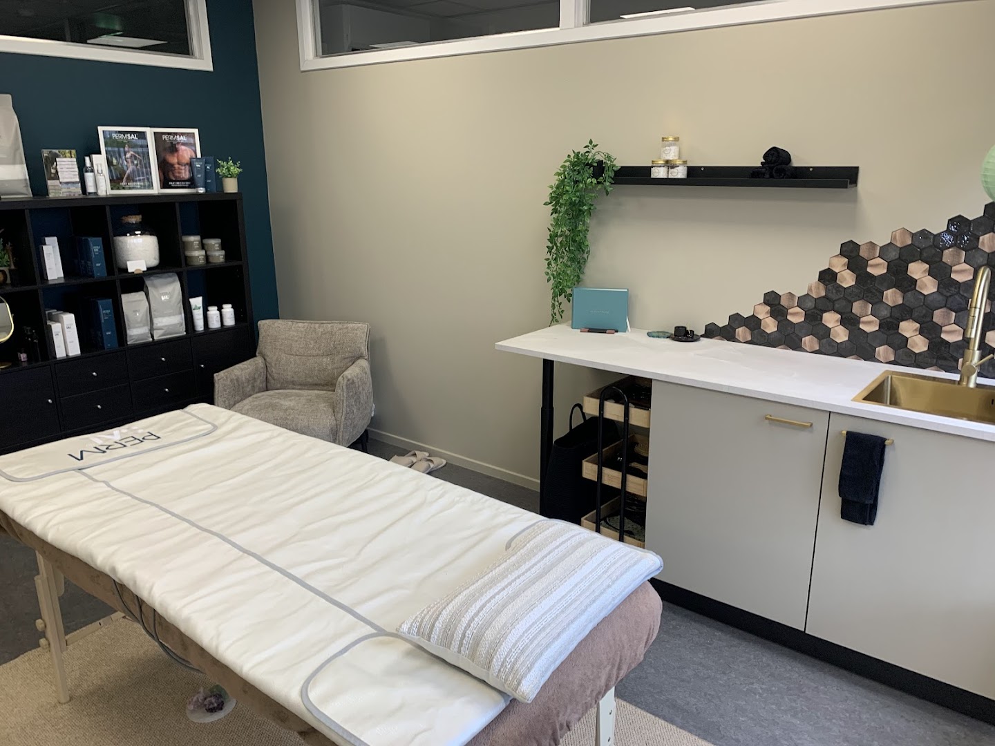 Wellness-behandelkamer met magnesium-deken en hexagon-tegelwand